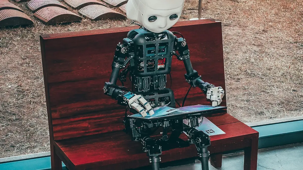 Humanoider Roboter sitzt auf einer Bank – wenn KI überzeugend Falsches erzählt