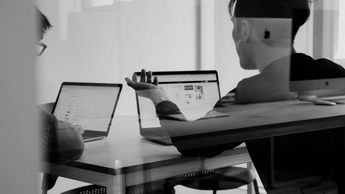 Team bespricht Optionen am Besprechungstisch – Formatentscheidung für die E-Rechnung